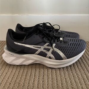 ASICS Men's Novablast Platinum Running Shoe